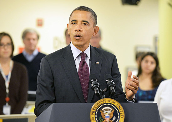 Obama cancela agenda de campanha e fala, na sede da Cruz Vermelha nos EUA, sobre apoio a vítimas do Sandy
