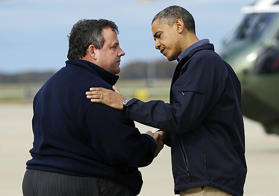 O presidente Barack Obama (à dir.) cumprimenta o governador Chris Christie ao chegar a Atlantic City
