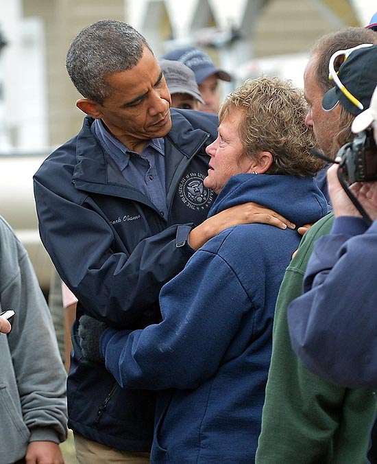 O presidente Barack Obama consola uma vítima da tempestade Sandy em visita a Brigantine, em Nova Jersey