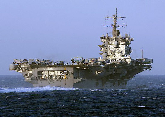 O USS Enterprise, maior porta-avies do mundo, no Estreito de Gibraltar em 23 de outubro deste ano