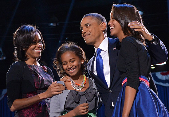 O presidente Barack Obama comemora reeleição ao lado da mulher, Michelle, e das filhas, Sasha (à esq.) e Malia