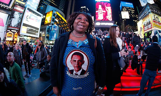 A hondurenha Marta Nunez usa vestido com estampa de Obama, na Times Square, em Nova York (EUA)