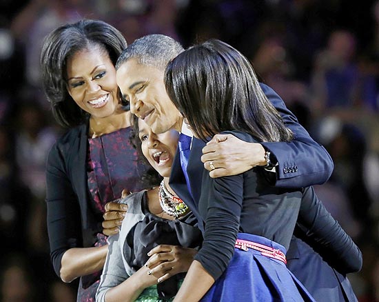 Obama abraa as filhas Malia ( dir.) e Sasha aps a vitria nas eleies do pas 