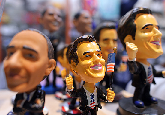 Loja exibe bonequinhos do democrata Barack Obama e do republicano Mitt Romney, em Baltimore