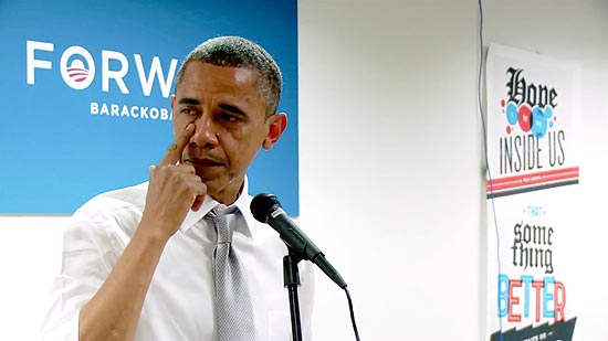 Imagem reproduzida de vídeo mostra Obama enxugando uma lágrima, durante encontro com voluntários de campanha