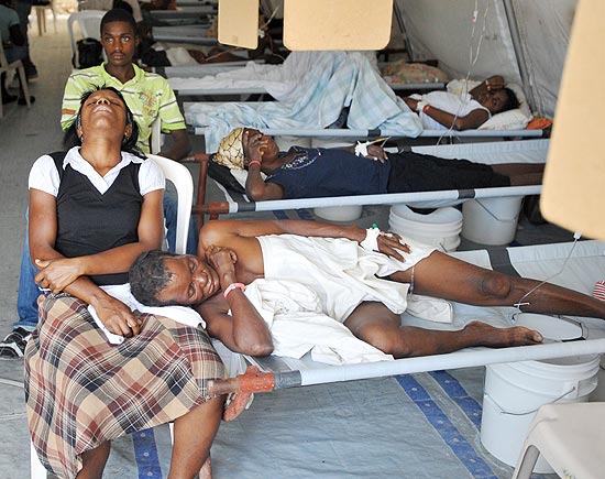 Pacientes com cólera aguardam atendimento em clínica da ONG Médicos Sem Fronteiras, em Delmas (Haiti)