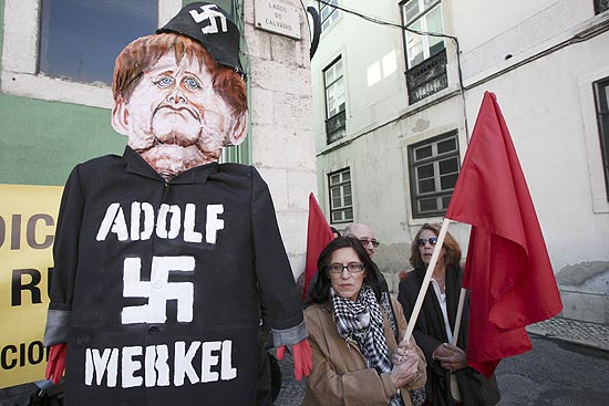 Angela Merkel é comparada com Hitler em boneco feito por manifestantes em Lisboa, em Portugal
