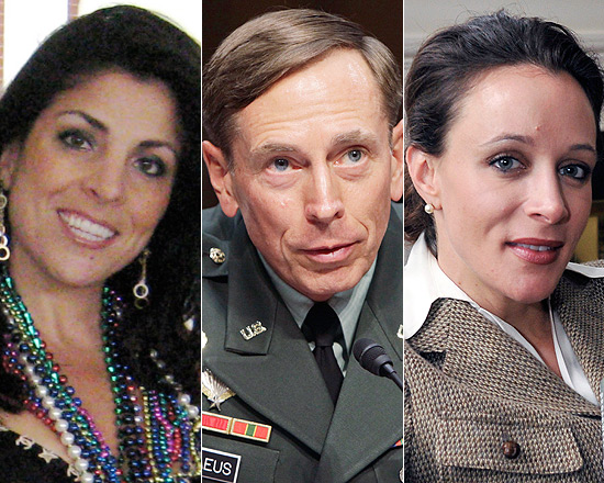 O general David Petraeus, que teve o caso extraconjugal com sua biógrafa, Paula Broadwell (à dir.), revelado após uma briga entre ela e uma amiga dele, Jill Kelley (à esq.)