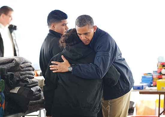 O presidente Barack Obama abraa uma das vtimas da tempestade Sandy em visita a Staten Island (Nova York)