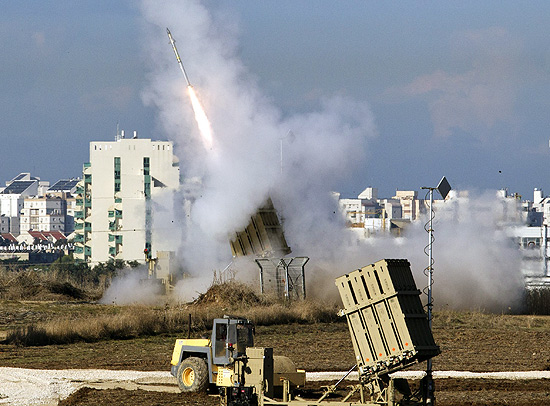 Sistema de defesa israelense lana mssil de interceptao contra foguete palestino, prximo  faixa de Gaza