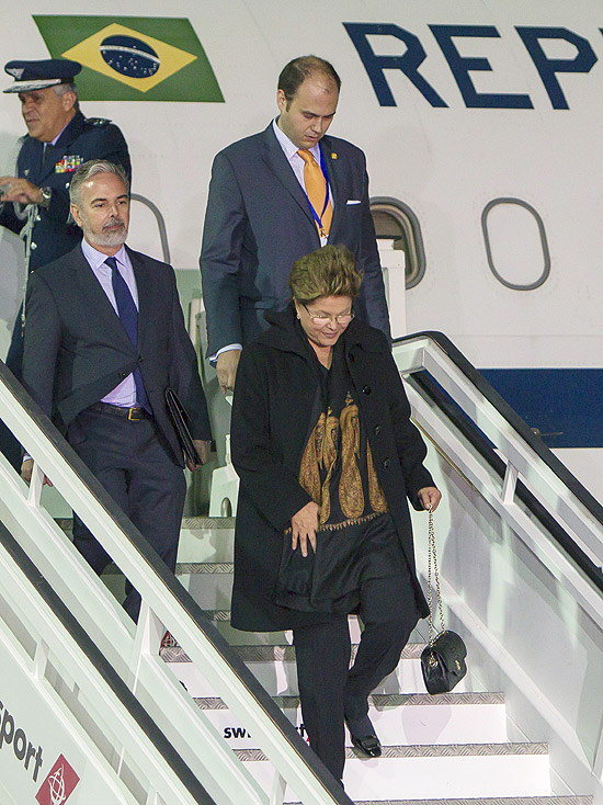 Dilma Rousseff e o chanceler brasileiro, Antonio Patriota (à esq.), desembarcam em Jerez, na Espanha