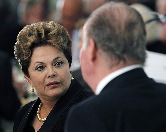 Dilma Rousseff conversa com o rei Juan Carlos 1, da Espanha, durante cpula em Cdiz