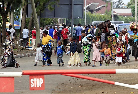 Refugiados tentam cruzar a fronteira da Repblica Democrtica do Congo com Ruanda aps cidade ser tomada por rebeldes