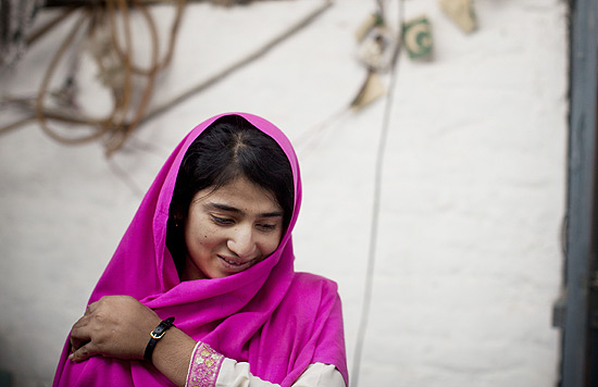 A estudante paquistanesa Shazia Ramazan, 13, posa para foto em sua casa, na cidade de Mingora, no vale do Swat
