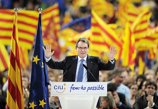 O presidente regional da Catalunha, Artur Mas, discursa em comcio em Barcelona