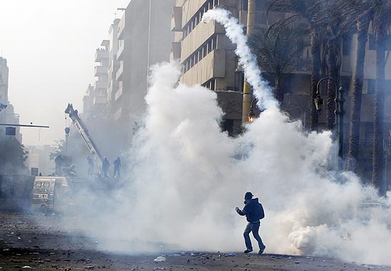 No Cairo, manifestante devolve lata de gs arremesada pela polcia; decretos do presidente gerou revolta por todo o pas