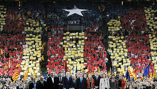 Líderes pró-separação durante comício em Barcelona, na sexta-feira; ao fundo, simpatizantes reproduzem bandeira catalã