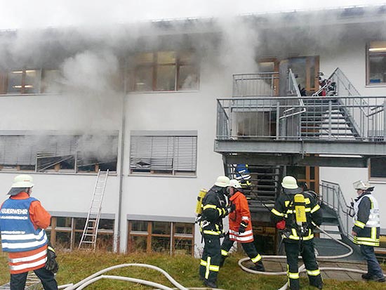 Bombeiros tentam apagar incêndio em oficina filantrópica de Titisee-Neustadt, na Alemanha; 14 morreram