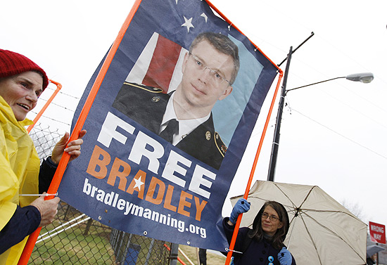 Apoiadores de Bradley Manning protestam do lado de fora da base de Fort Meade
