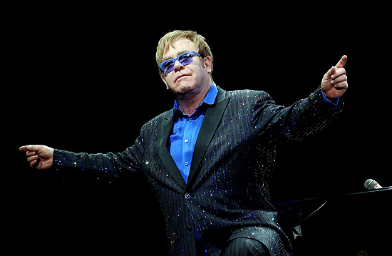 Cantor e compositor Elton John (foto) fará três shows no Brasil no início de 2013