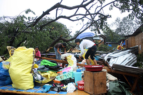 Moradores recolhem pertences aps terem suas casas destrudas pela passagem do Bopha em Cagayan de Oro