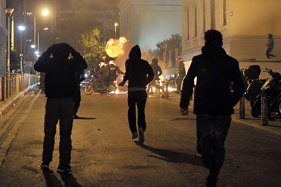 Manifstantes jogam coquetis molotov em policiais perto da Universidade de Atenas