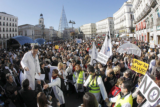 Profissionais de saúde espanhóis participam de ato em Madri