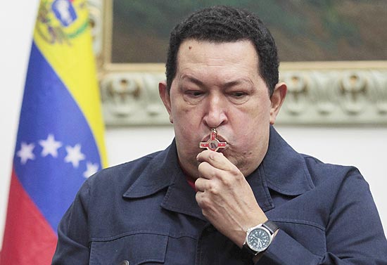 Chávez beija um crucifixo durante pronunciamento em que anunciou terceira cirurgia contra câncer
