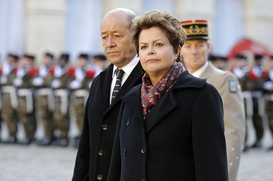 Dilma revista tropas francesas com ministro da Defesa, Jean-Yves Le Drian, em visita a Paris