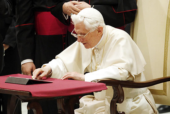 Papa Bento 16 escreve seu primeiro tuíte em tablet após audiência no Vaticano, nesta quarta-feira
