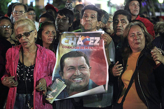 Partidrios de Chvez fazem viglia na praa Bolvar, em Caracas, aps fim de cirurgia contra cncer
