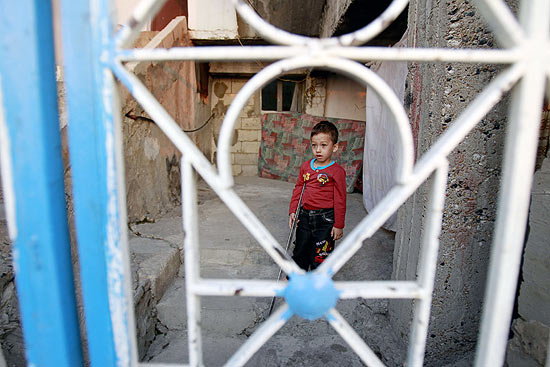 Menino refugiado srio em casa alugada por sua famlia, em Halba, no norte do Lbano