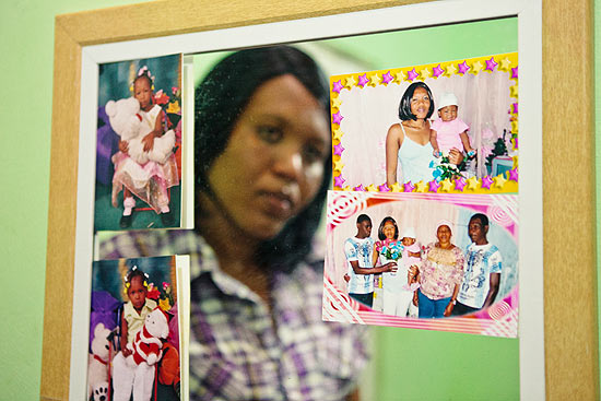 Haitiana Marie Iolene Brusna, 29, é auxiliar de limpeza em shopping de Porto Velho (RO)