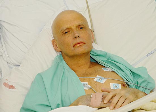 ORG XMIT: 004401_1.tif O ex-espi�o russo Alexander Litvinenko, em hospital, em Londres (Inglaterra). Envenenado com o elemento radioativo pol�nio 210, o ex-agente da KGB morreu em 23 de novembro de 2006 e ditou uma carta acusando o presidente da R�ssia, Vladimir Putin, de ter planejado o seu assassinato. O Kremlin nega. Litvinenko havia fugido para o Ocidente havia seis anos e se tornara cidad�o brit�nico. Seu envenenamento ocorreu provavelmente em 1� de novembro, quando ele investigava as circunst�ncias do assassinato, em Moscou, de uma jornalista russa que denunciara viola��es dos direitos humanos por Putin e seu governo na Tchetch�nia. (FILES) A handout image released 20 November 2006, shows former Russian spy Alexander Litvinenko in his bed at the University College Hospital, in central London. Russia stood accused Friday 24 November 2006 of being behind the death of former spy Alexander Litvinenko, who lost his three-week fight for life in a London hospital after an apparent Soviet-style poisoning. But the charge has been repeatedly dismissed by Moscow and with few details from police, who are investigating the death as 