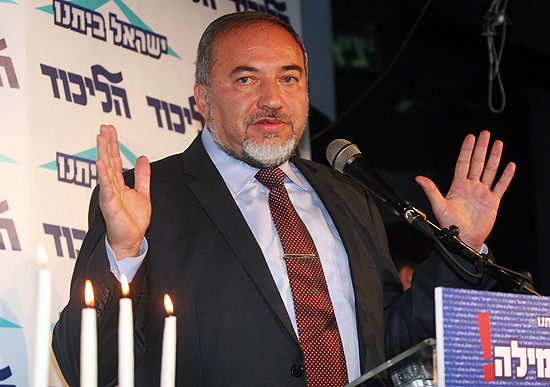 Avigdor Lieberman, em entrevista coletiva no Beitenu, em Tel Aviv, nesta sexta; ele renunciou ao cargo de chanceler