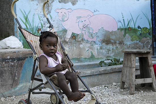 Criança haitiana espera por adoção em orfanato de Porto Príncipe