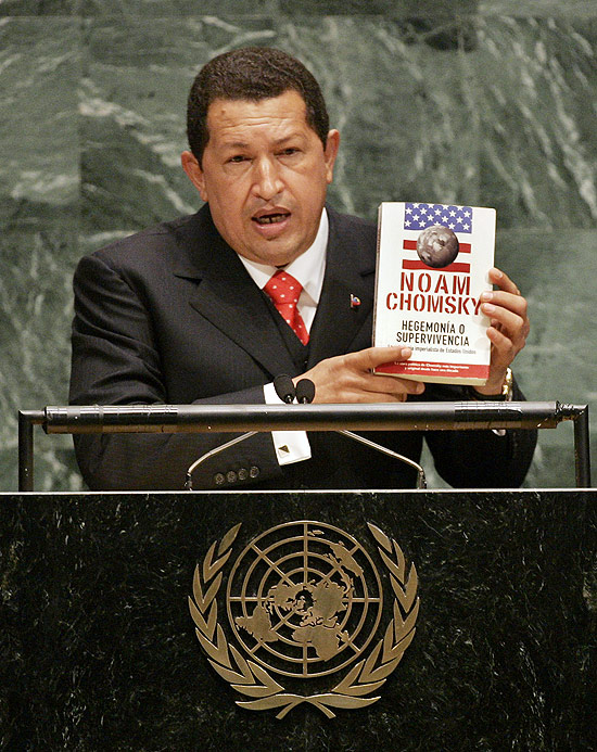 Chávez exibe o livro de Noam Chomsky "Hegemonia ou Sobrevivência", no púlpito da Assembleia-Geral da ONU 