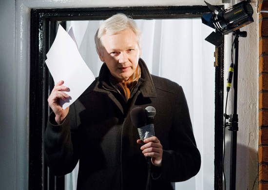 Julian Assange fala do balcão da embaixada do Equador em Londres, onde está refugiado desde junho passado