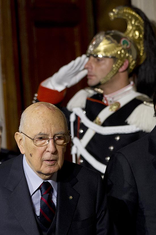 O presidente da Itália, Giorgio Napolitano passa por guarda no palácio presidencial após dissolver o Parlamento