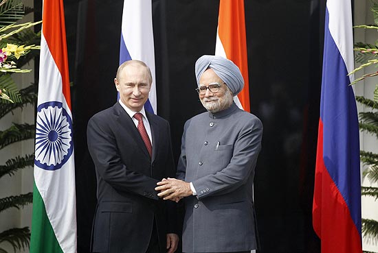 O presidente da Rssia, Vladimir Putin (esq.) se encontra com o premi indiano Manmohan Singh em Nova Dli