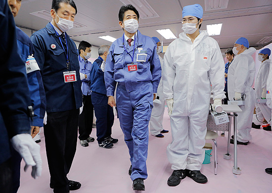 O primeiro-ministro do Japo, Shinzo Abe, visita o centro de urgncias da Tepco, operadora da usina de Fukushima, atingida por tsunami em 2011