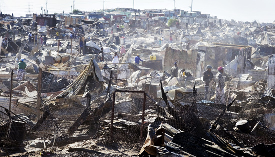 Uma srie de incndios atingiu localidades pobres da Cidade do Cabo, na frica do Sul, nesta tera-feira. Cerca de 4.000 ficaram desabrigados
