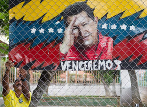 Em Caracas, homem pendura cartaz em apoio a Chávez