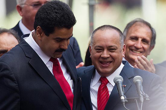 Vice-presidente da Venezuela, Nicols Maduro e presidente da Assembleia Nacional, Diosdado Cabello, se cumprimentam hoje durante o incio das sesses parlamentares