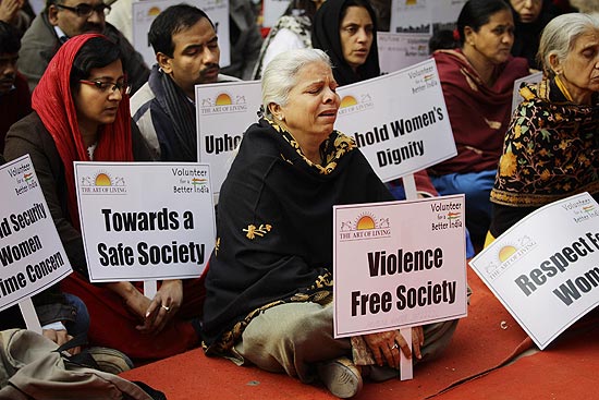 Indianos se reúnem para velar a morte da jovem de 23 anos, que foi vítima de estupro coletivo e provocou manifestações pelo país