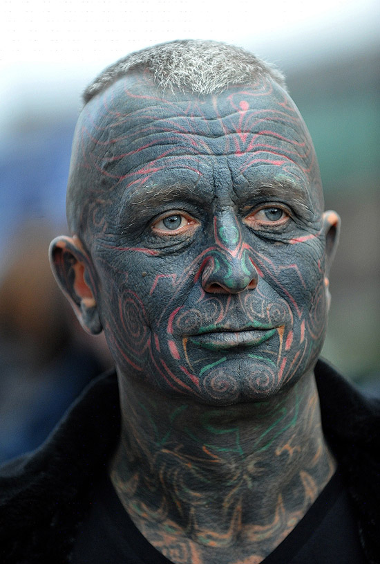 Com tatuagens por quase todo o corpo, Vladimir Franz concorre à Presidência da República Tcheca