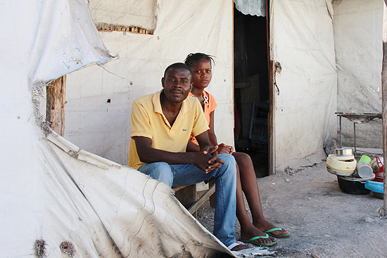 Charlie Saint Louis e sua mulher, Mone Pierre, em barraca onde vivem desde o terremoto