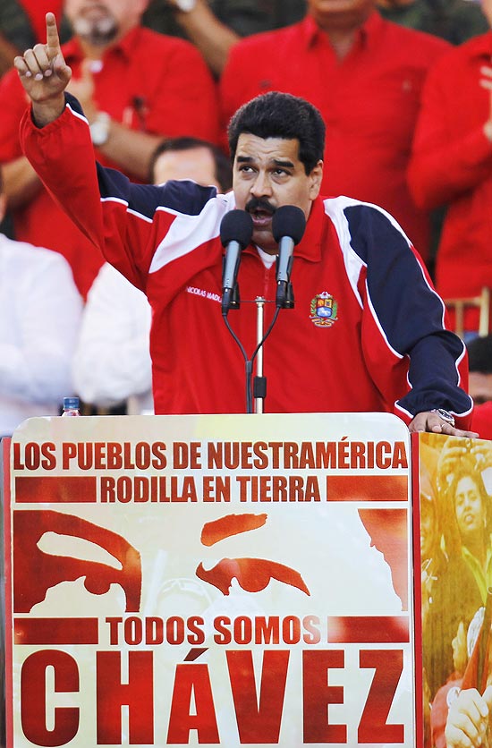 Nicolás Maduro discursa durante festa de apoio a Hugo Chávez, em Caracas