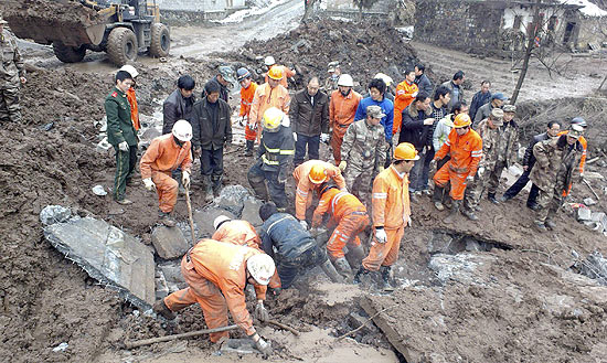 Equipes de resgate buscam vítimas de deslizamento de povoado na Província de Yunnan, na China