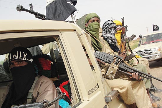 Rebeldes islmicos guardam aeroporto de Kidal, no norte do Mali